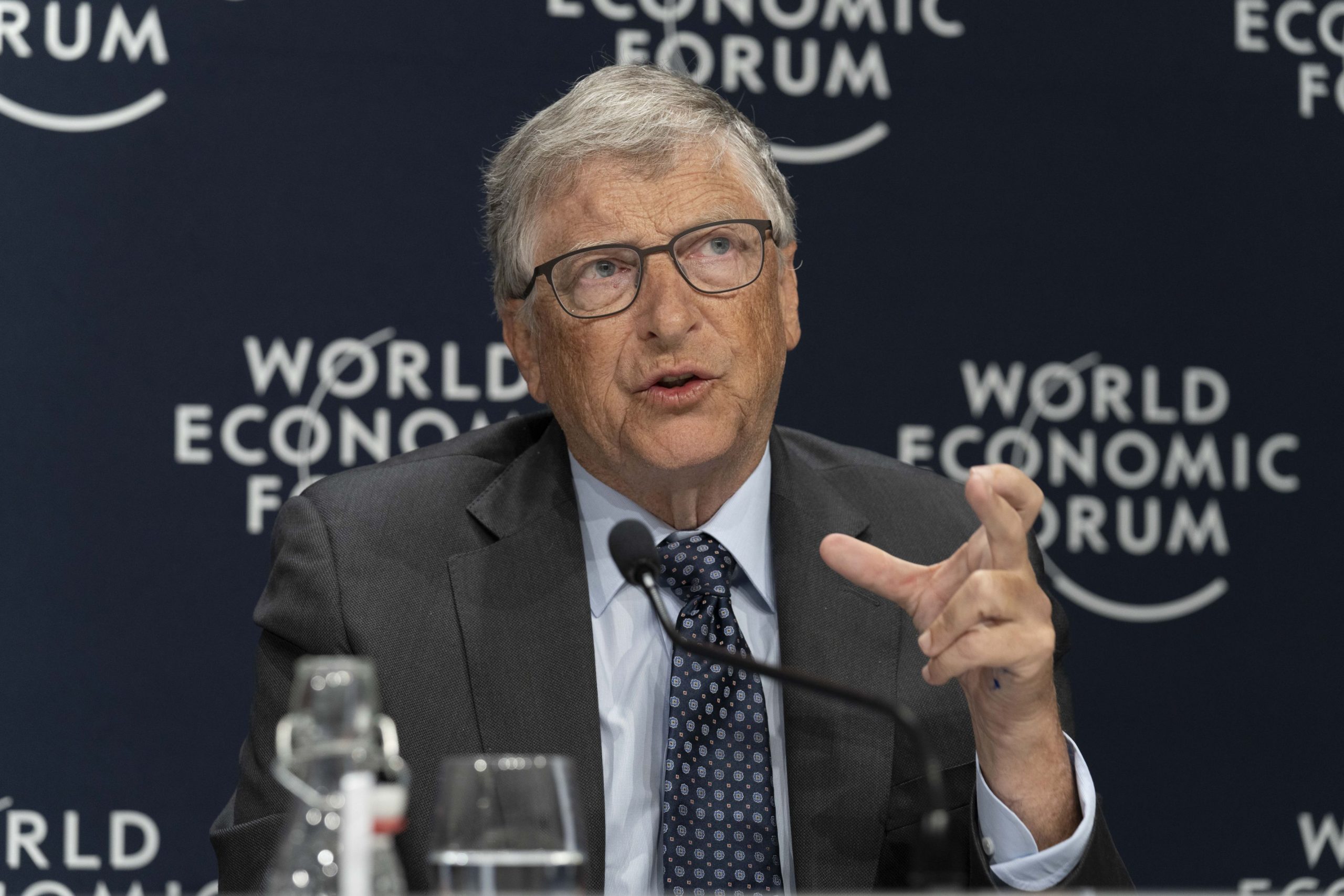  Bill Gates vizitează Beijingul. China încearcă să revigoreze interesul investitorilor?