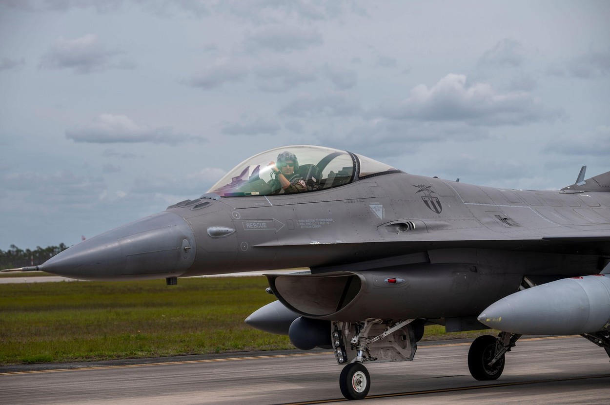  Occidentul vrea ca piloții ucraineni să se antreneze pe F-16 în România – Politico