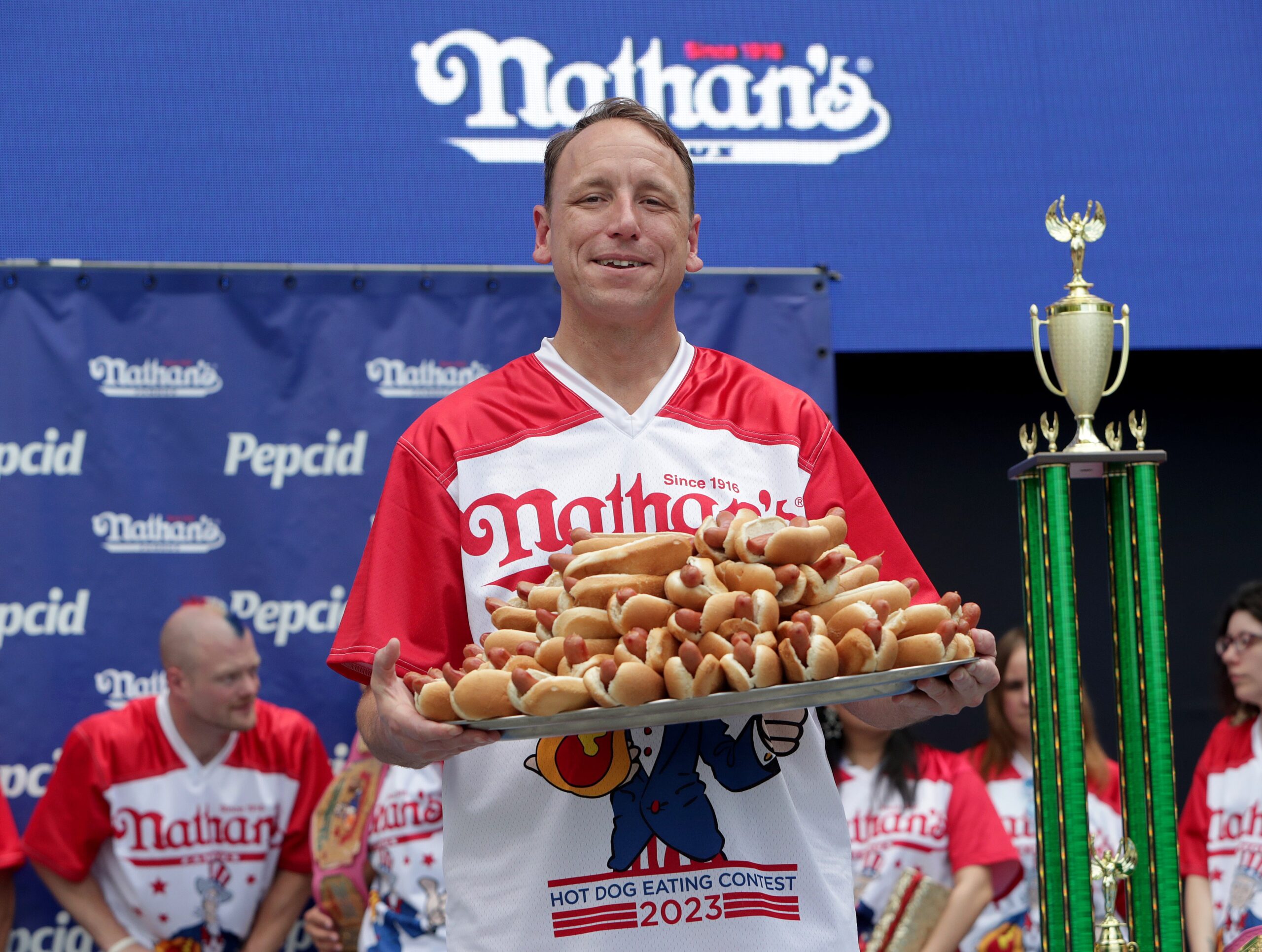  VIDEO Joey Chestnut, campion mondial pentru a 16-oară la mâncat hotdogi