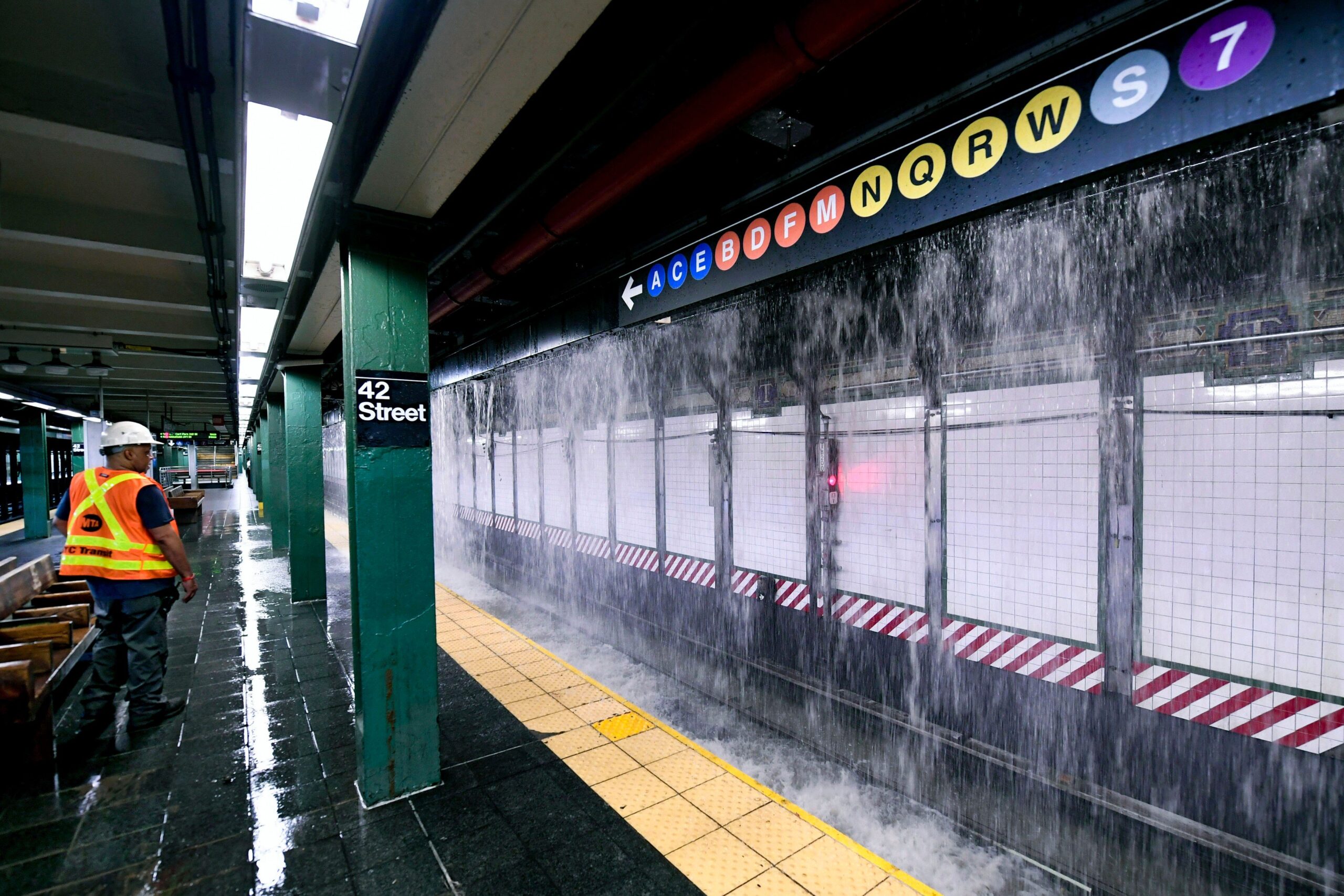  VIDEO Inundație de proporții în cea mai cunoscută stație de metrou din New York / „Perdele de apă” au curs din tavan
