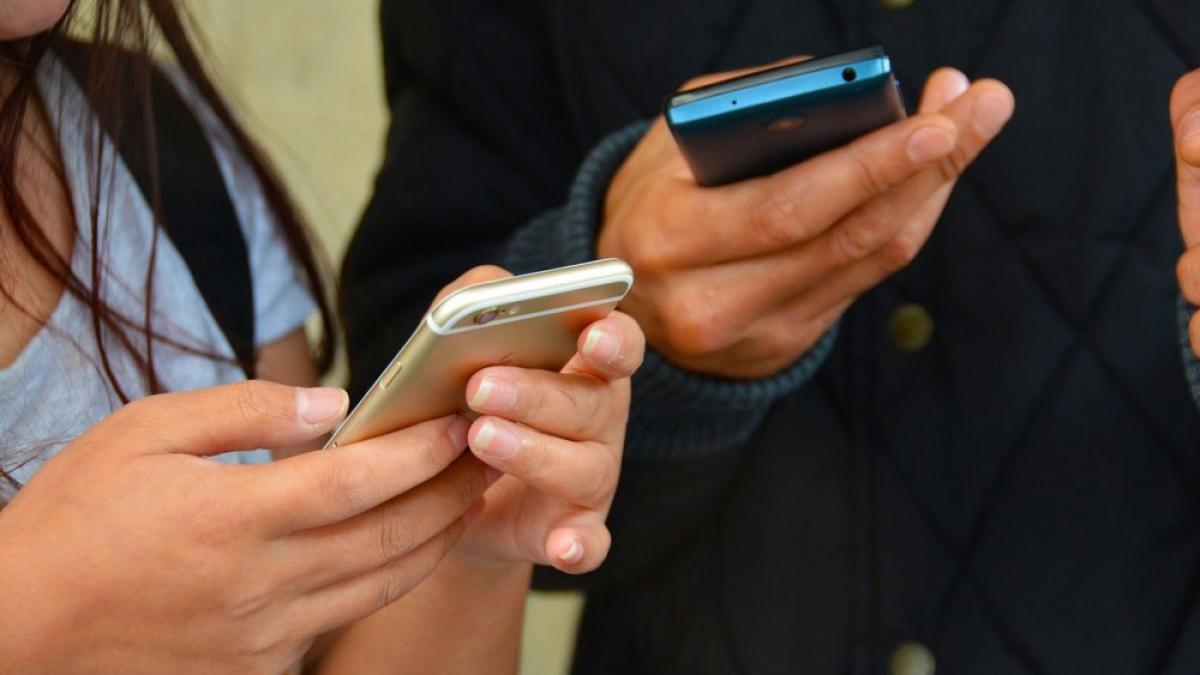  Autoritățile din China vor să limiteze utilizarea telefonului la două ore pe zi pentru minori. Acțiunile companiilor tech intră în declin pe bursă