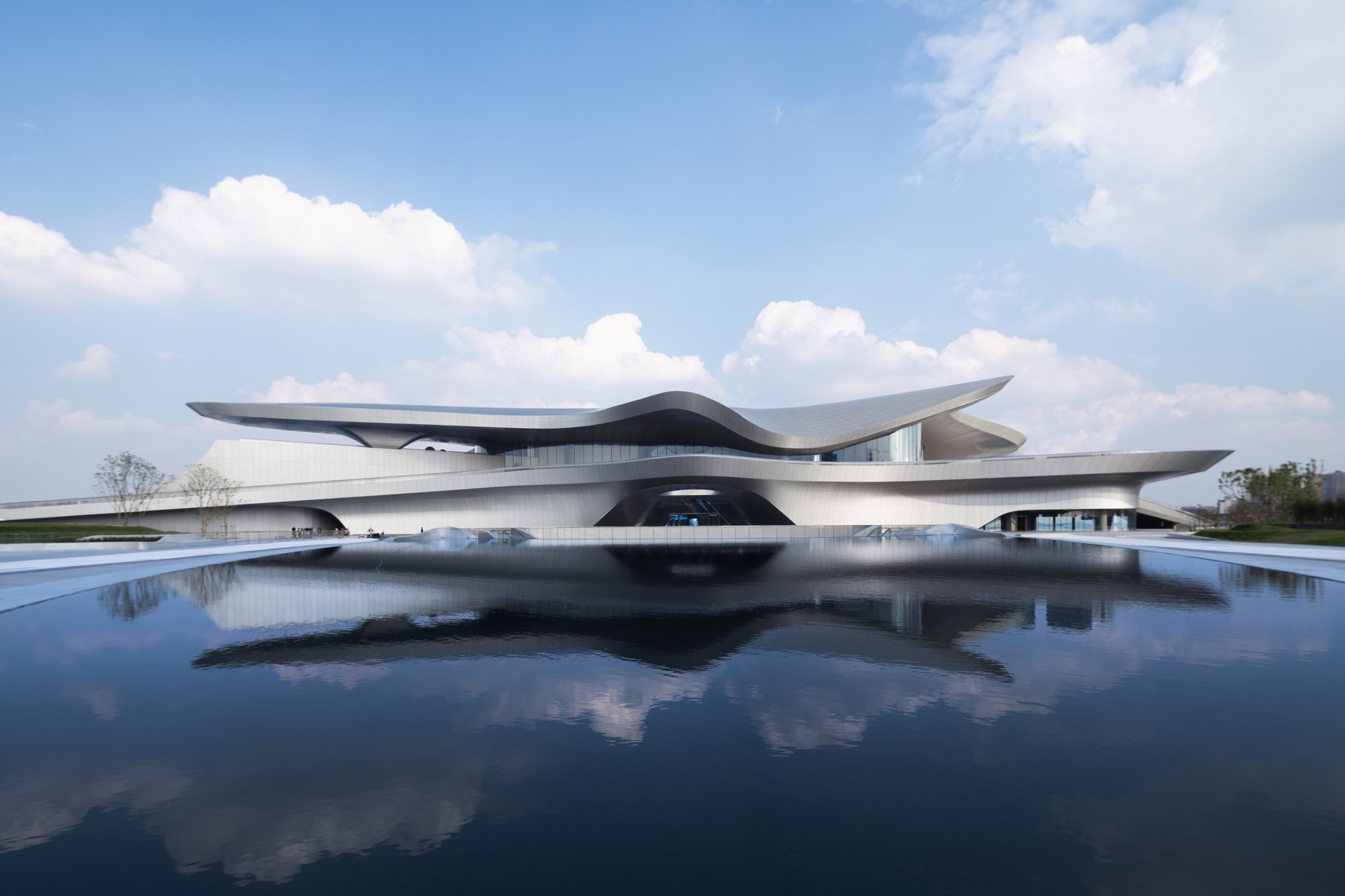  Zaha Hadid finalizează lucrările la Muzeul de Science Fiction din China. Cum arată designul futurist
